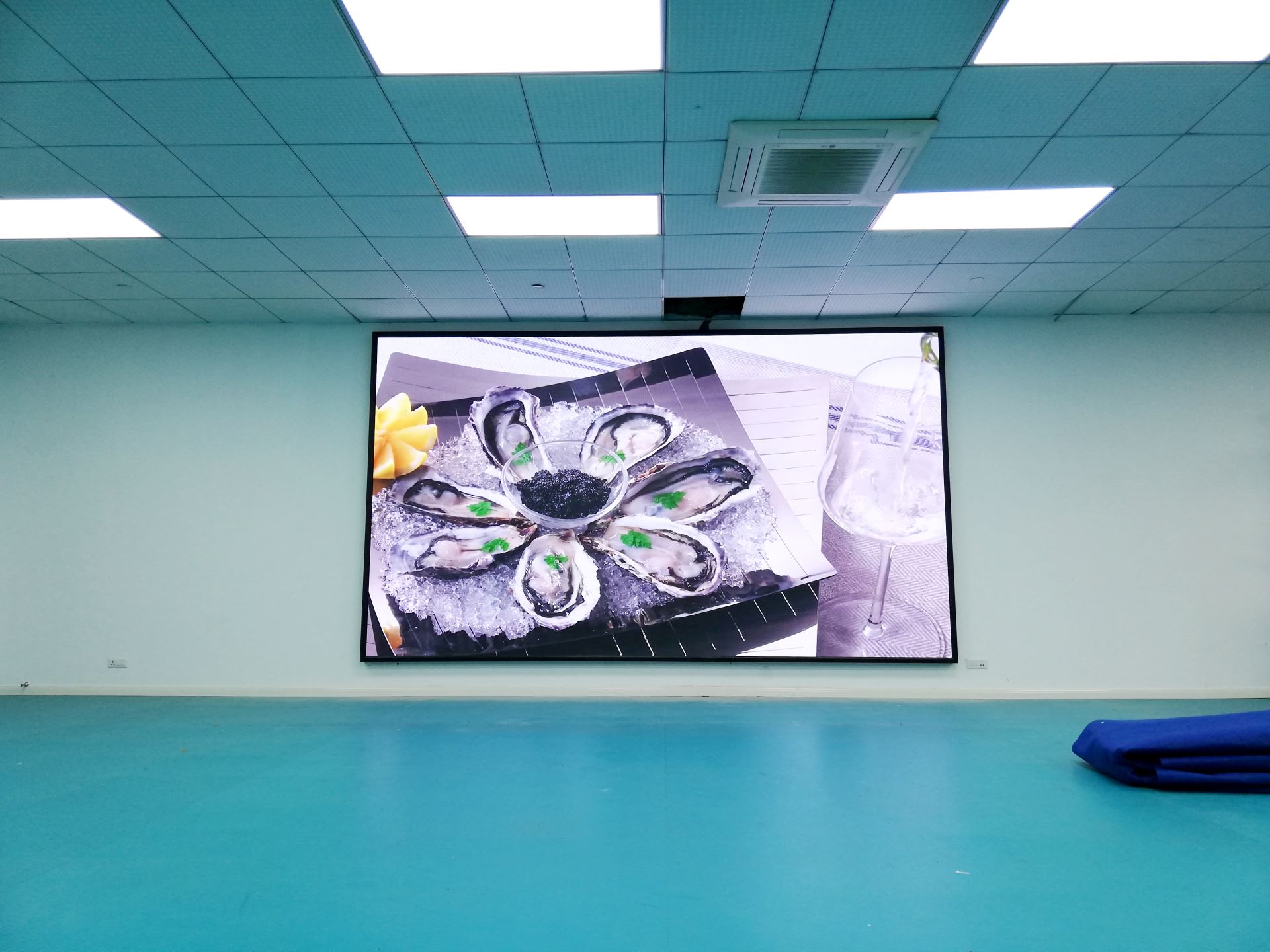 重慶某醫(yī)大學(xué)室內(nèi)P2全彩屏