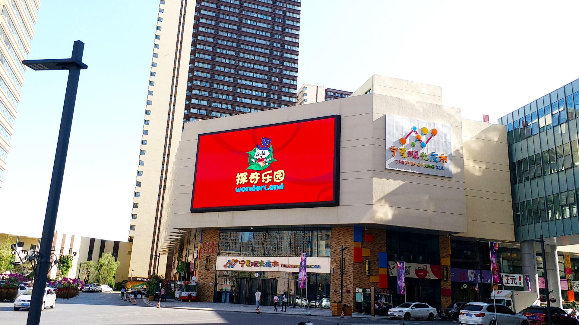 寧夏銀川市建發(fā)大閱城戶外SMD全彩P10全鋁屏