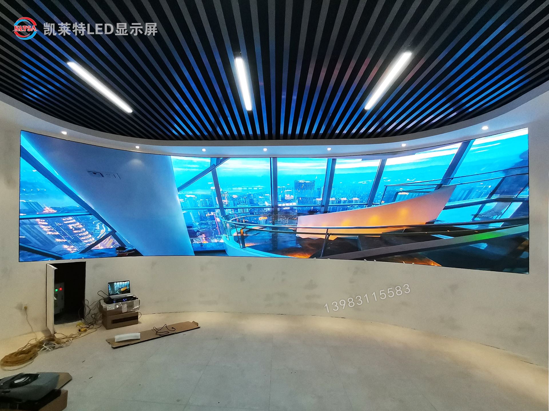 三峽學(xué)院P2.5室內(nèi)弧形高刷LED顯示屏